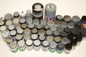 Viele Töpfchen und Flaschen mit grauen Acrylfarben für den Modellbau