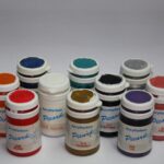 Mehrere Töpfe mit Acrylfarbe in verschiedenen Farben