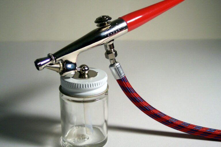 Klassische Airbrush-Pistole mit Farbglas und Luftschlauch