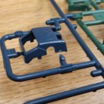 Gussast mit Bauteilen eines Plastikbausatzes