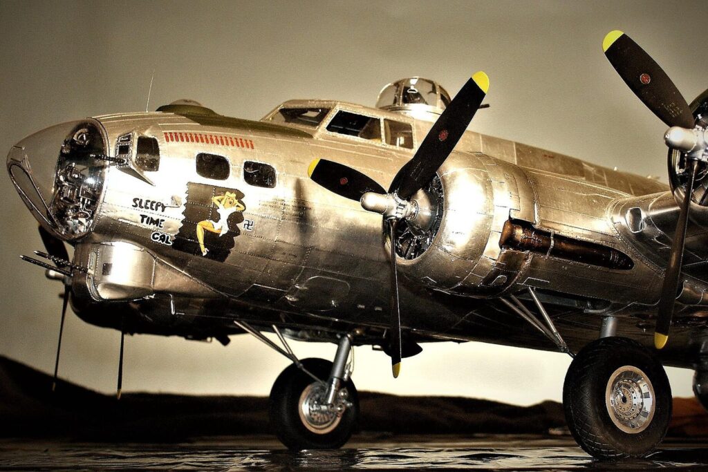 Hochdetailliertes Modell einer Boeing B-17 mit silberner Metalloberfläche und Nose-Art