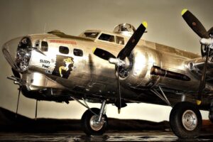 Hochdetailliertes Modell einer Boeing B-17 mit silberner Metalloberfläche und Nose-Art