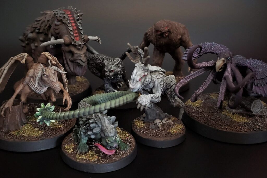 Bemalte Fantasy-Miniaturen auf runden Bases