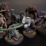 Bemalte Fantasy-Miniaturen auf runden Bases