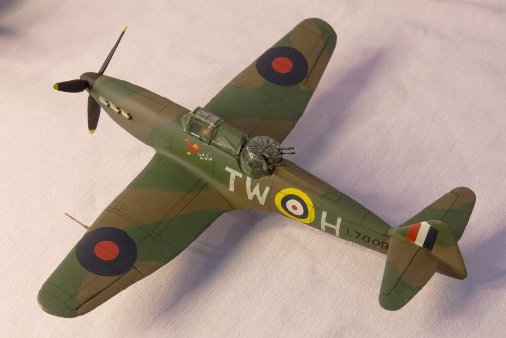 Flugzeugmodell im Maßstab 1:72 mit britischer Tarnlackierung und Hoheitsabzeichen
