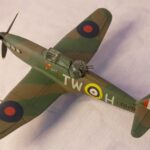 Flugzeugmodell im Maßstab 1:72 mit britischer Tarnlackierung und Hoheitsabzeichen