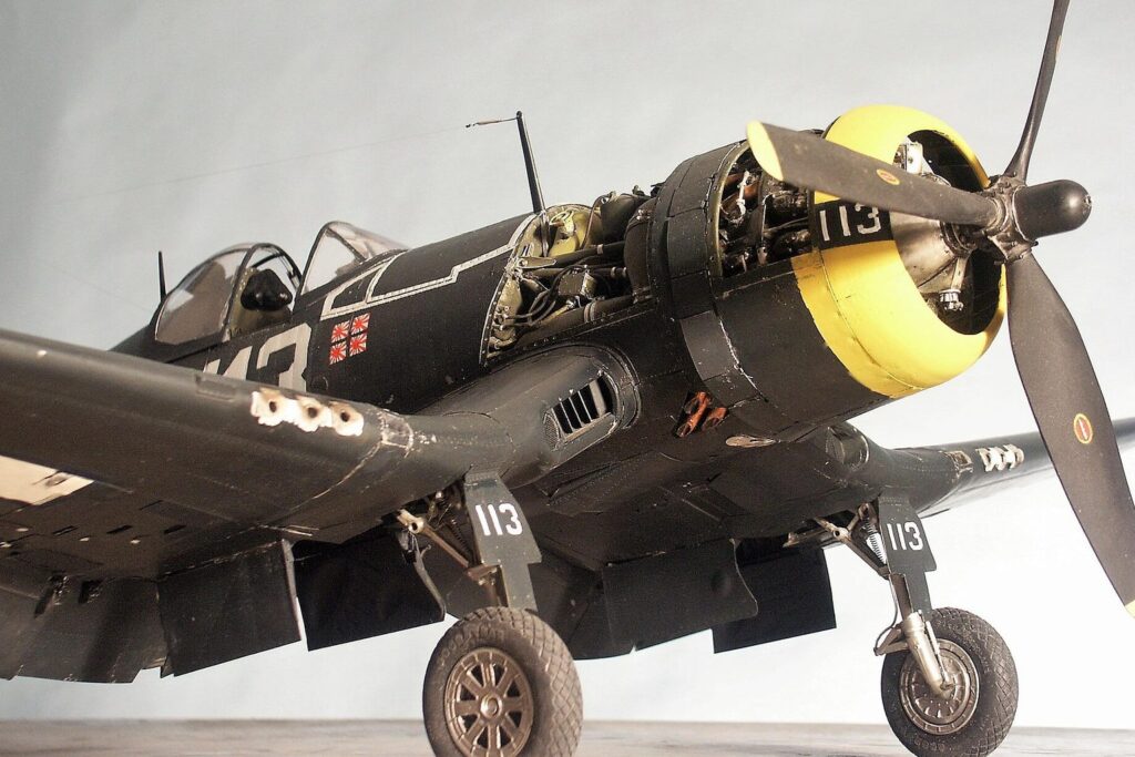 Vollständig selbst gebautes Modell einer Vought F4U Corsair mit offener Motorverkleidung und detailliertem Sternmotor