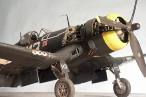 Vollständig selbst gebautes Modell einer Vought F4U Corsair mit offener Motorverkleidung und detailliertem Sternmotor