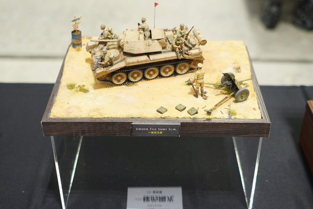 Diorama mit einem Wüstenpanzer und Figuren auf einem Acrylsockel