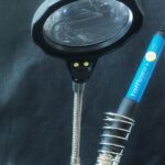 Dritte Hand mit Lupe – nützlich bei filigranen Arbeiten