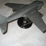 Graues Flugzeugmodell eines Jets auf einem Ständer