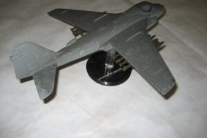 Graues Flugzeugmodell eines Jets auf einem Ständer