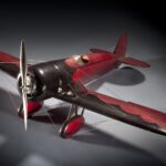 Rotes Flugzeugmodell mit Sternmotor vor dunklem Hintergrund