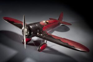 Rot-schwarzes Flugzeugmodell eines Rennflugzeugs mit Sternmotor