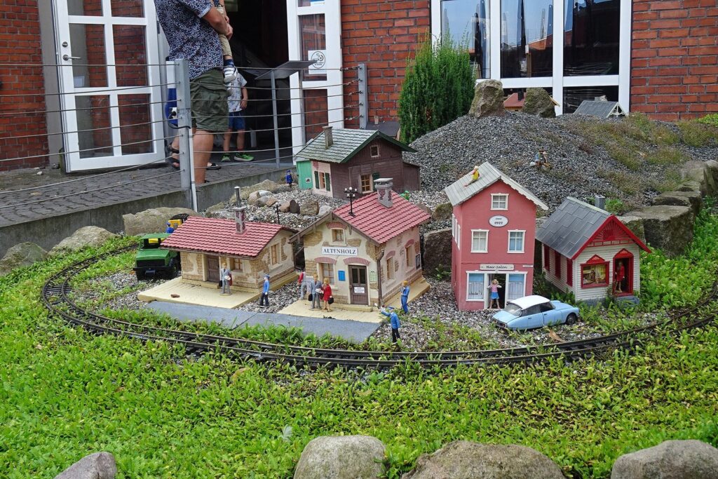 Gartenbahn mit kleinen Häusern im Freien