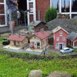Gartenbahn mit kleinen Häusern im Freien
