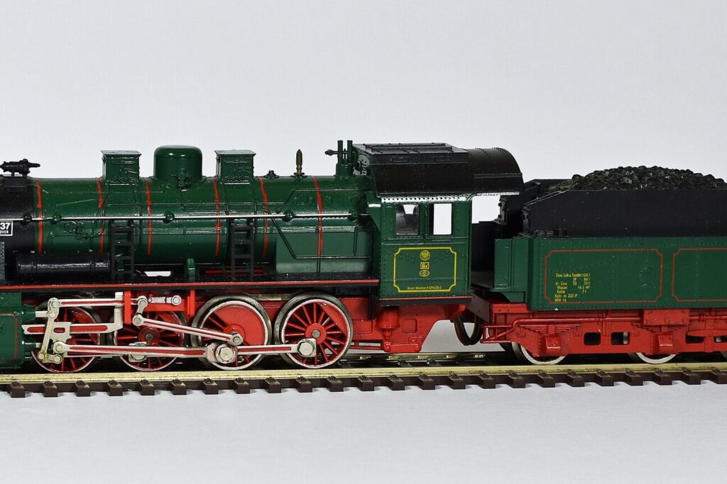 Grüne Dampflokomotive mit Tender im Maßstab H0