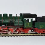 Grüne Dampflokomotive mit Tender im Maßstab H0