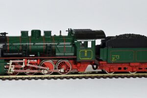 Grüne Dampflokomotive mit Tender im Maßstab H0
