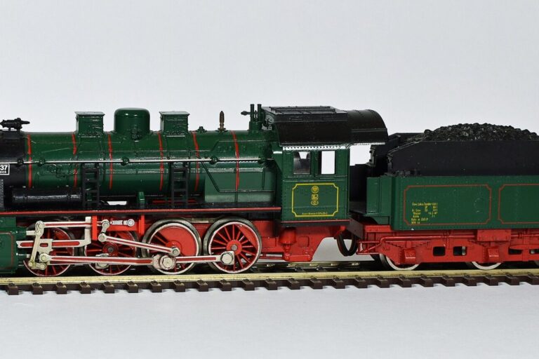 Grüne Dampflokomotive mit Tender im Maßstab H0