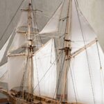 Schiffsmodell einer Brigg aus Holz mit gesetzten Segeln