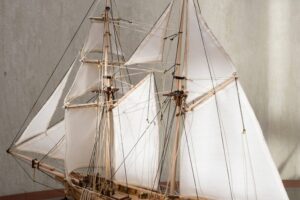 Schiffsmodell einer Brigg aus Holz mit gesetzten Segeln