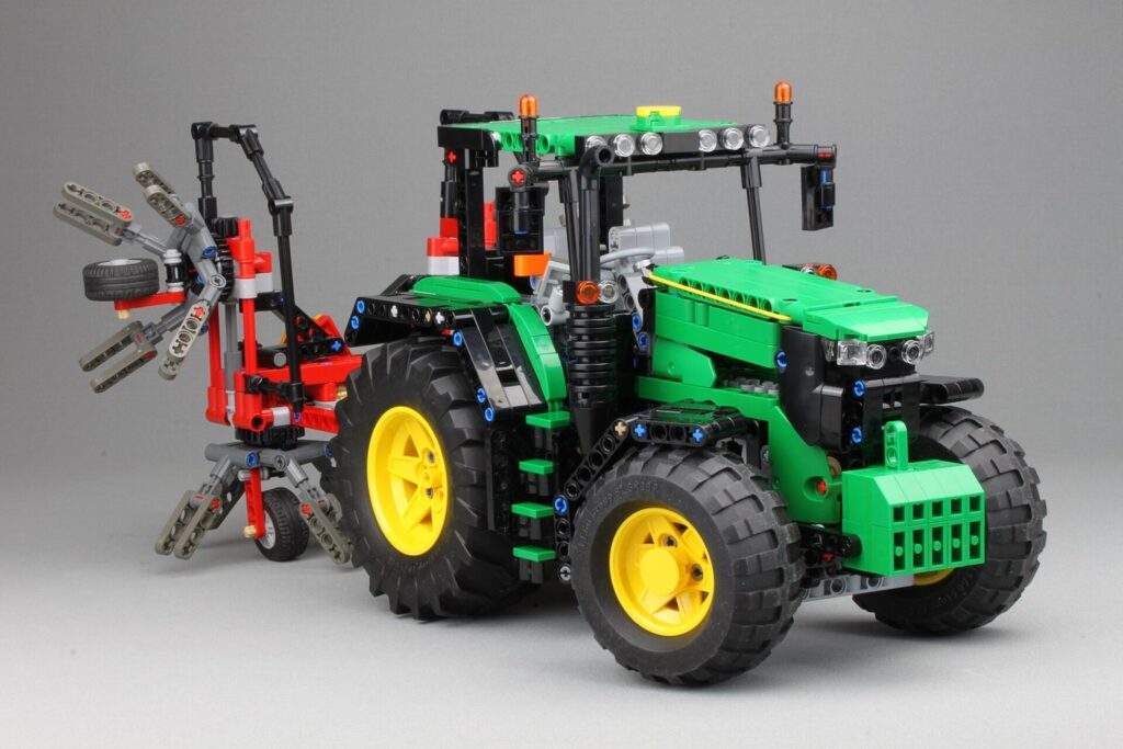 Großes LEGO-Technic-Modell eines grünen Traktors mit Anbaugerät