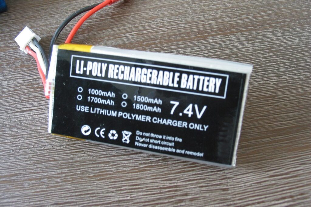 Lithium-Polymer-Akku mit 7,4 Volt und Balancer-Kabel