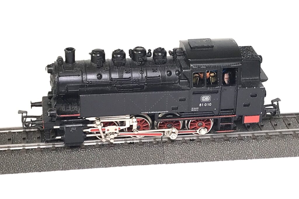 Märklin-Tenderlok der Baureihe 81 auf einem Gleis