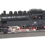 Märklin-Tenderlok der Baureihe 81 auf einem Gleis