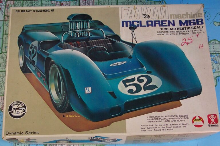 Historischer Bausatzkarton eines McLaren-Rennwagens
