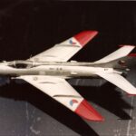 Fertig gebautes Flugzeugmodell einer MiG-19 im Maßstab 1:72 mit tschechischen Hoheitszeichen