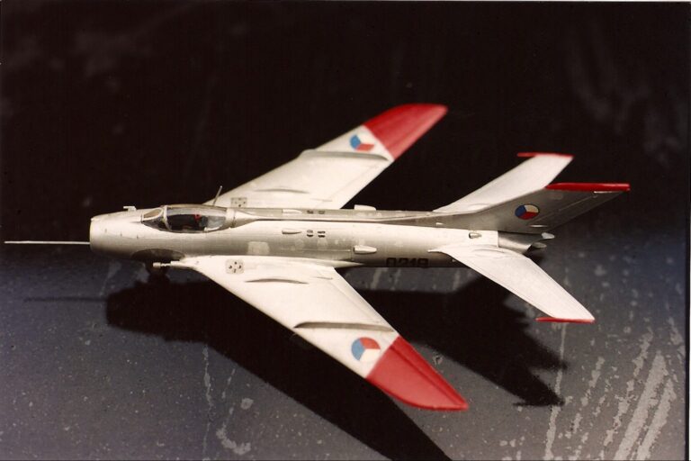 Fertig gebautes Flugzeugmodell einer MiG-19 im Maßstab 1:72 mit tschechischen Hoheitszeichen