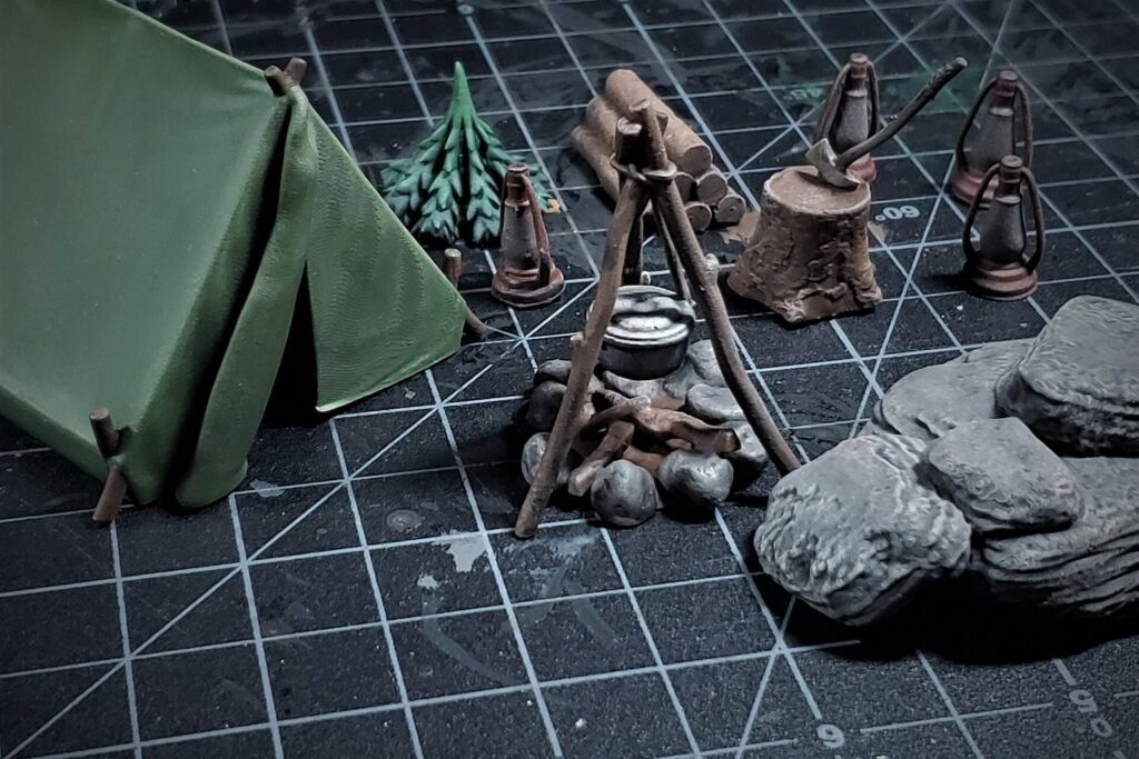 Unbemalte und bemalte Miniaturen auf einer Schneidematte