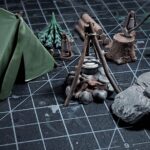 Bemalte Miniaturfiguren auf einer Schneidematte