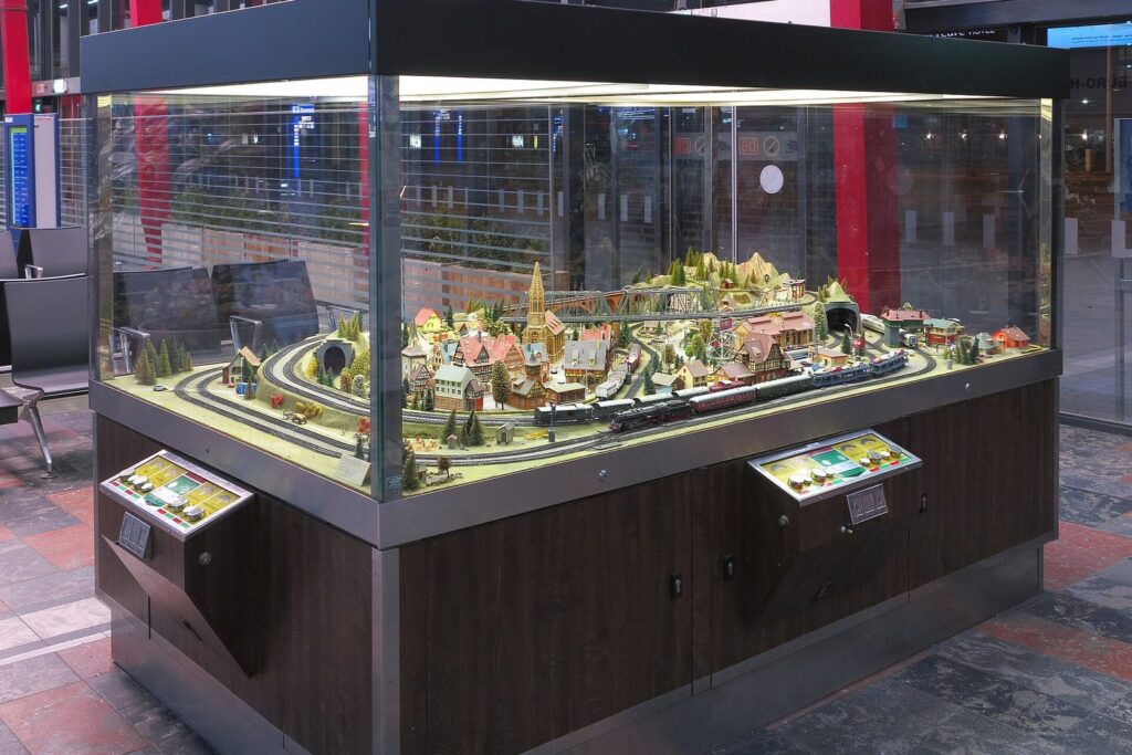 Kompakte Modellbahnanlage in einer Glasvitrine