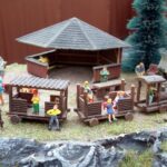 Detailreiches Modellbau-Diorama mit Figuren und kleiner Feldbahn