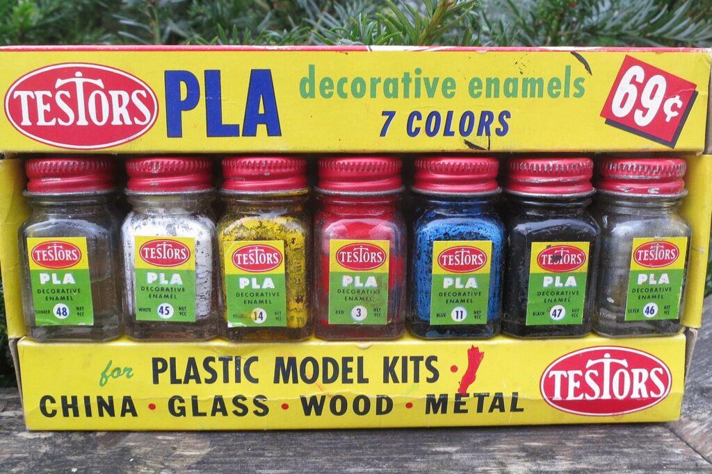 Historische Verpackung mit sieben Fläschchen Modellbaufarbe