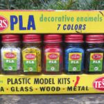Historische Verpackung mit sieben Fläschchen Modellbaufarbe