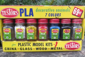 Historische Verpackung mit sieben Fläschchen Modellbaufarbe