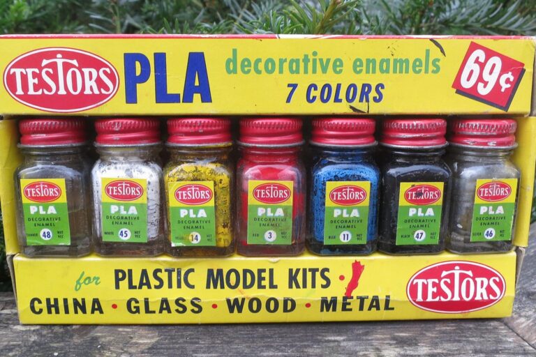 Historische Verpackung mit sieben Fläschchen Modellbaufarbe
