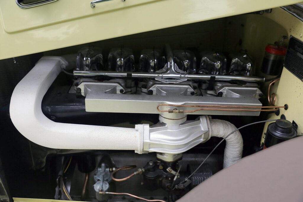 Motorraum eines Oldtimers mit verchromten Leitungen – Vorbild für Detailarbeit