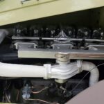 Motorraum eines Oldtimers mit verchromten Leitungen – Vorbild für Detailarbeit