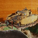 Modell eines historischen Kettenfahrzeugs mit Figuren auf einer Dioramabasis