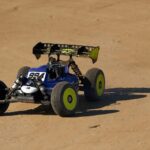 Ferngesteuerter Offroad-Buggy fährt über eine Sandpiste
