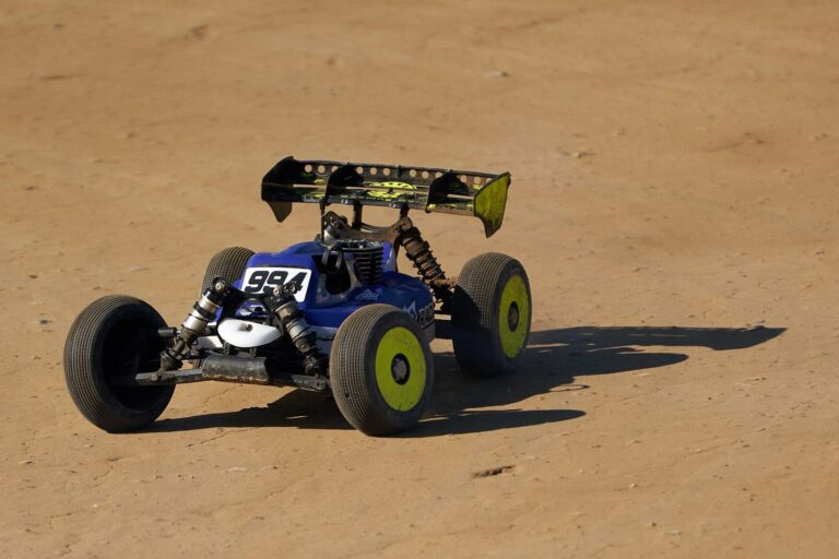 Ferngesteuerter Offroad-Buggy fährt über eine Sandpiste