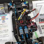 Offenes Chassis eines ferngesteuerten Tourenwagens