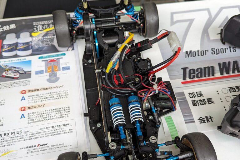 Offenes Chassis eines ferngesteuerten Tourenwagens