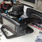 Fernsteuerung für ein RC-Modellauto neben einem Chassis