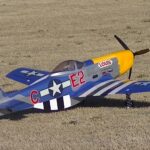 Großes ferngesteuertes Modellflugzeug einer P-51 auf einer Wiese